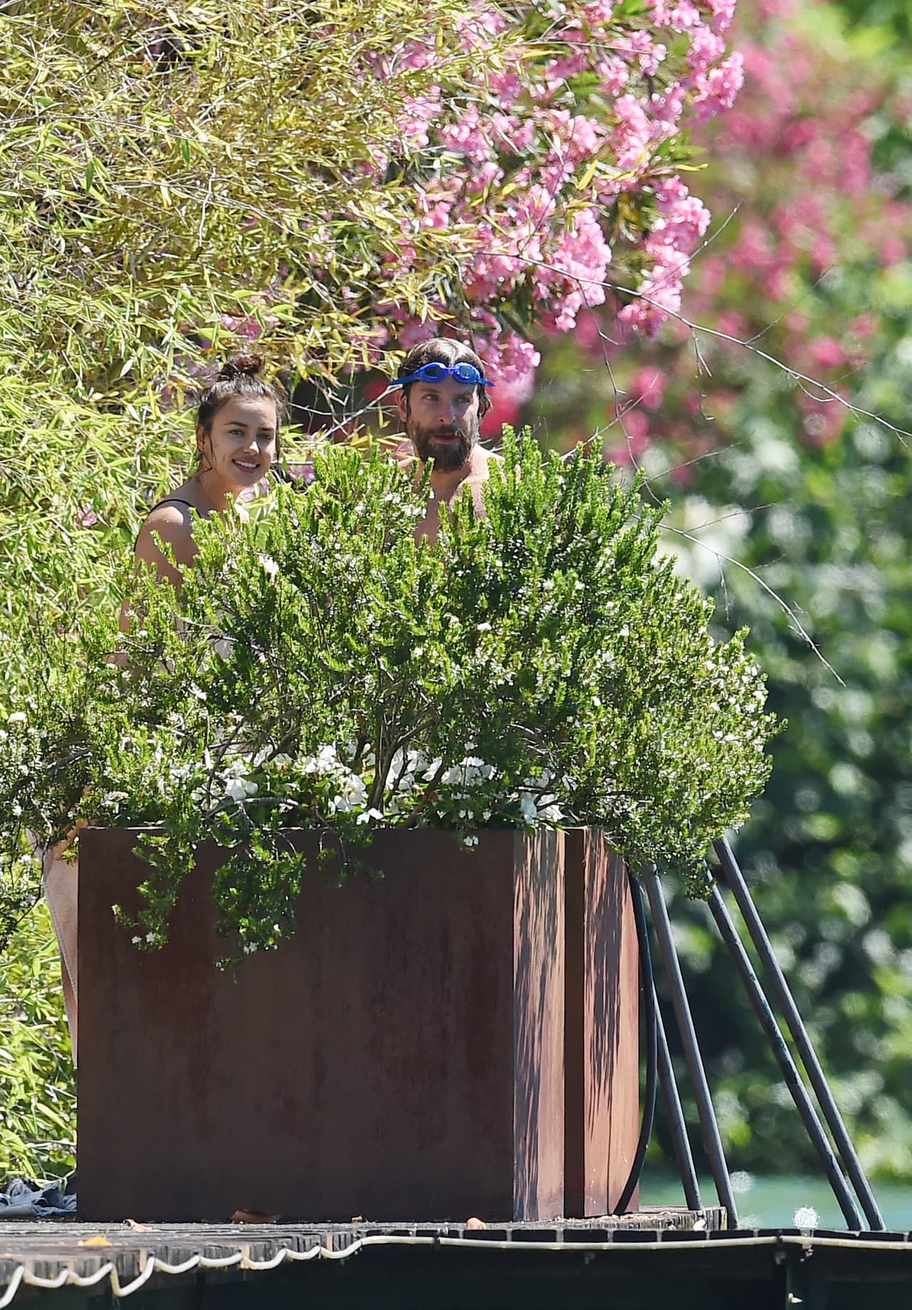 Oops! Cacharon a los paparazzi y se escondieron tras los arbustos.