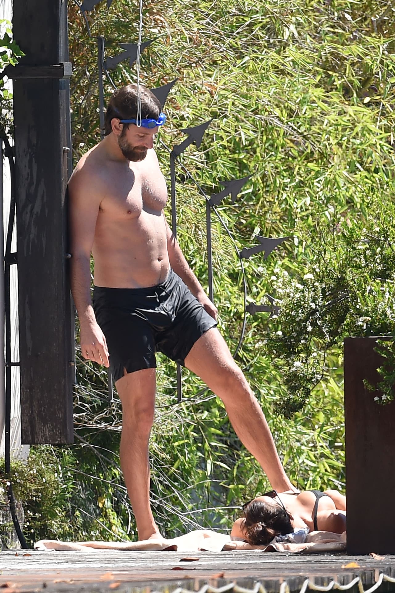 El actor le dio un masajito, ¡con el pie!