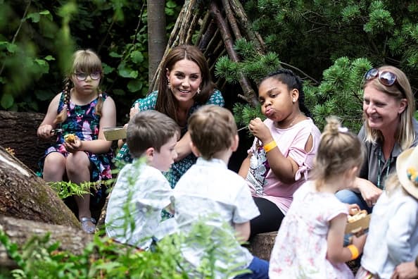 Por la tarde, Kate Middleton hizo una dinámica con los infantes sobre la búsqueda de un tesoro alrededor del jardín, además disfrutaron de un pícnic.