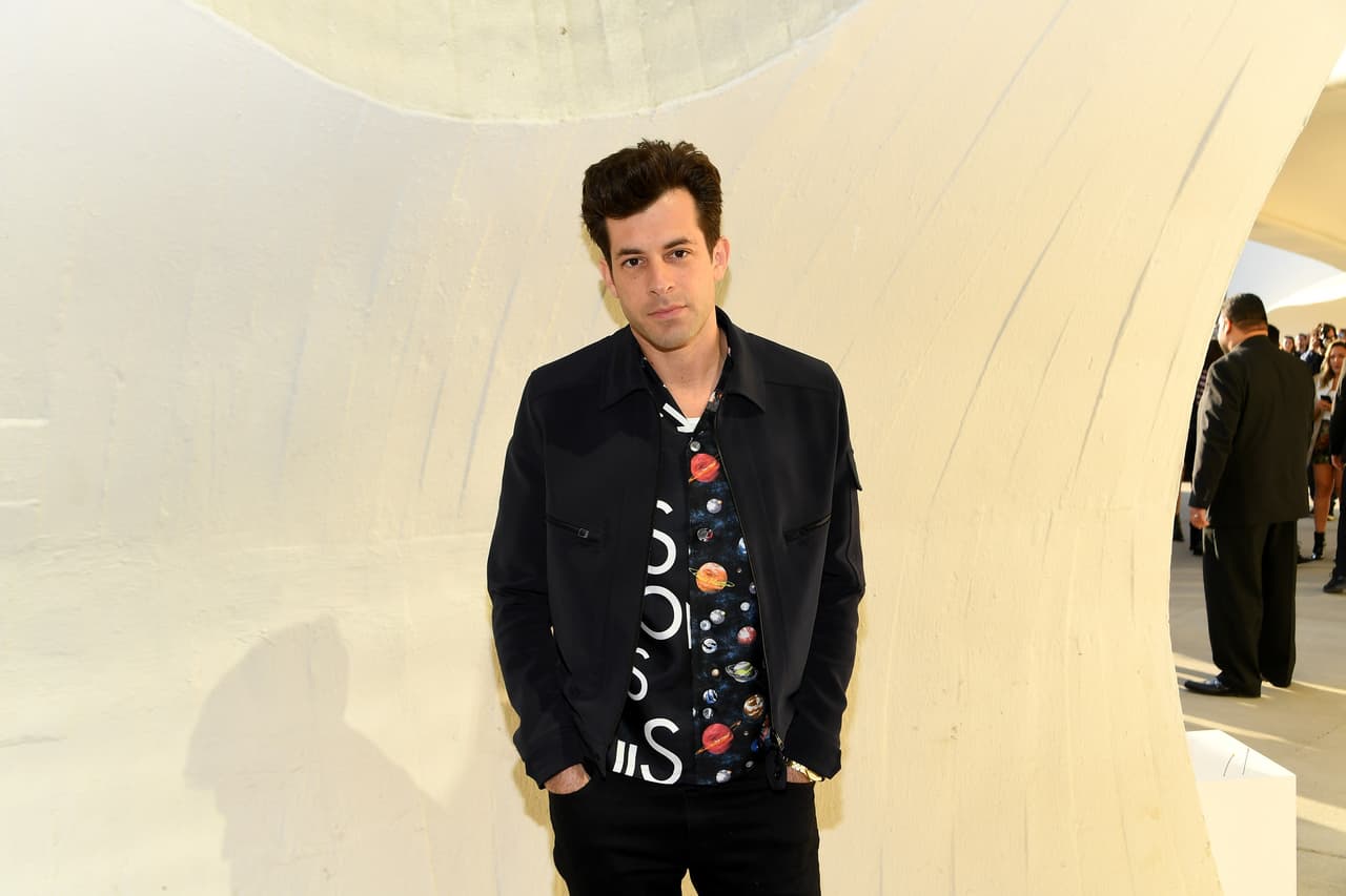 "Ahora que sabemos que estás soltero, ¿te estás identificando como un 
<b>hombre al que le gusta el intelecto</b>?", le preguntó la presentadora del show. Al respecto, Ronson respondió: "Sí, no sabía que había una palabra para eso".