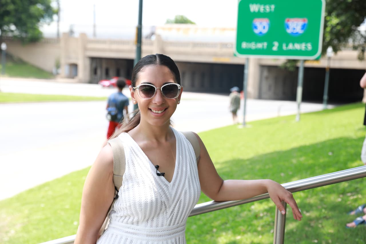 En esta bella ciudad la locutora tuvo la oportunidad de visitar sitios históricos, como el túnel donde fue asesinado el expresidente de EEUU 
<b>John F. Kennedy</b>.