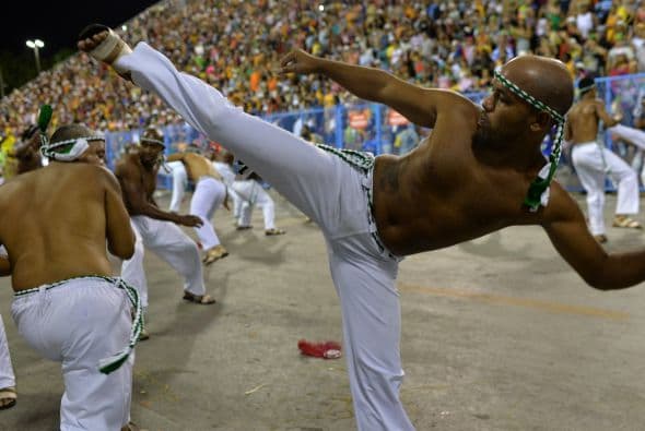 Está compuesta por parejas de hombres que van acompañados por un grupo de mujeres y muchos otros disfrazados de animales.