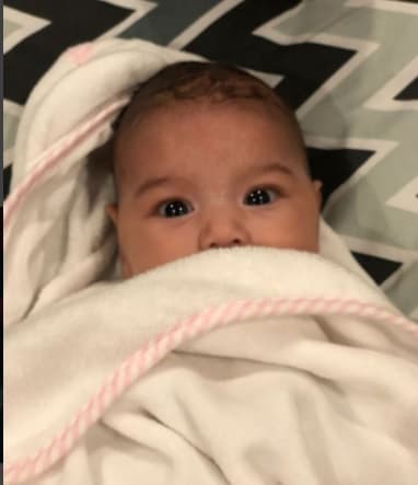 "Mi bolita de felicidad cumplió tres meses, Te amo Boli", escribió el cantante de regional mexicano al pie de esta tierna imagen.