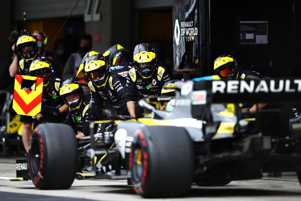 Lewis Hamilton lo hace de nuevo y rompe récord mundial con 92 carreras ganadas en la Formula 1. Se le unen al podio Valtieri Bottas y Max Verstappen. Muy buenas carreras de Charles Leclerc y del mexicano Sergio Pérez, pero la lluvia fue factor importante en este Gran Premio de Portugal.