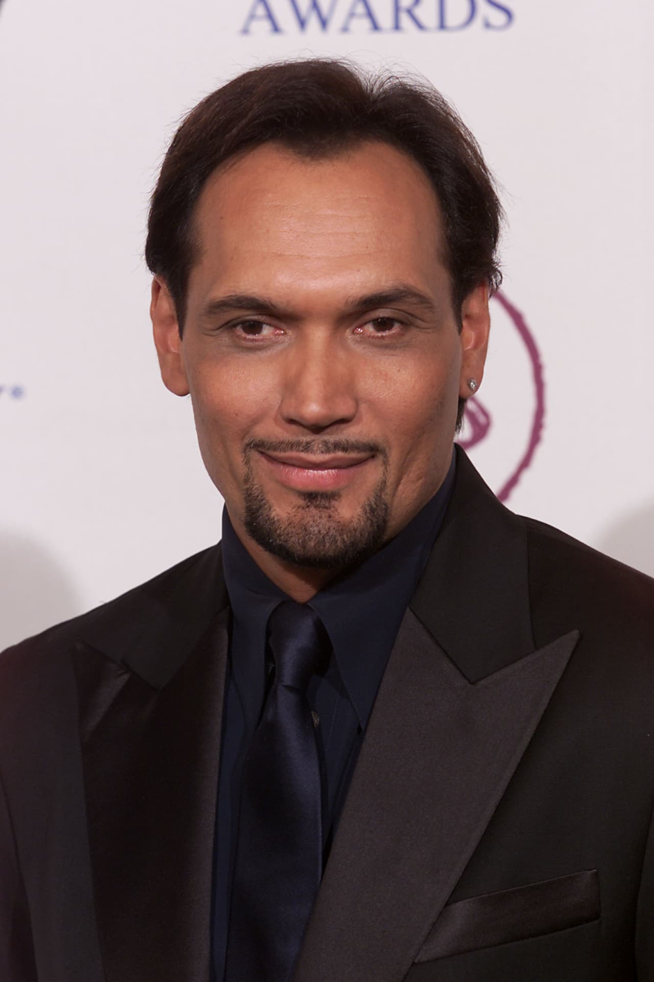 El presentador neoyorquino Jimmy Smits, de 63 años y quien es descendiente de padres nacidos en Surinam y Puerto Rico, ha formado parte del grupo de presentadores de la gala en varias de sus ediciones, incluida la primera, donde compartió ese honor con Jennifer López, Andy García, Gloria Estefan y Antonio Banderas.
