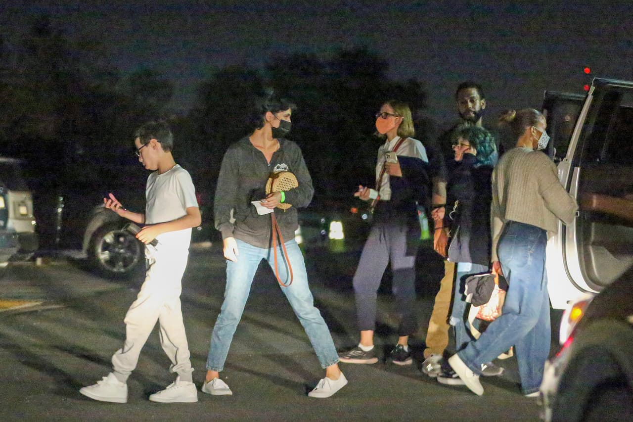 JLo 
<b><a href="https://www.univision.com/shows/el-gordo-y-la-flaca/lo-que-max-y-emme-habrian-opinado-del-regreso-de-su-mama-jennifer-lopez-con-ben-affleck-video" target="_blank">llevó a sus mellizos Emme y Max</a></b>, de 13 años, los cuales procreó cuando estuvo casada con Marc Anthony de 2004 a 2014.