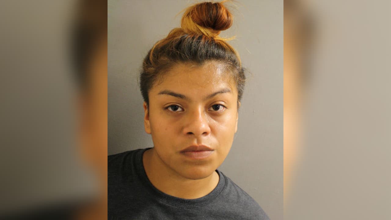 Ashley Espinoza - Buscada por trata de personas, obligar a la prostitución, amenaza y fraude.