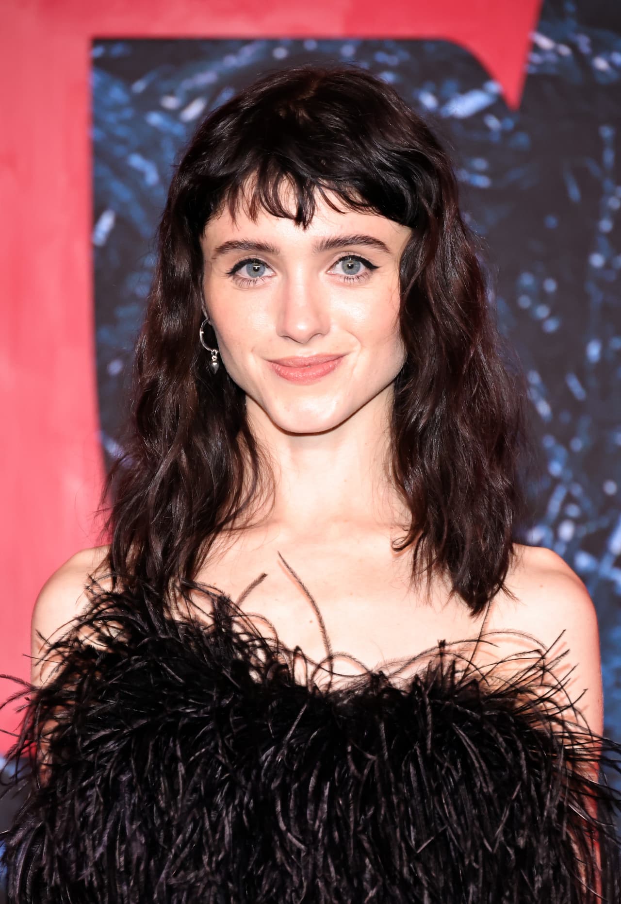 En la premiere de 'Stranger Things 4' sorprendió por aparecer con flequillo y el cabello oscuro, a comparación de como se le estaba acomstumbrada a ver, con un 'look' rubio o castaño.