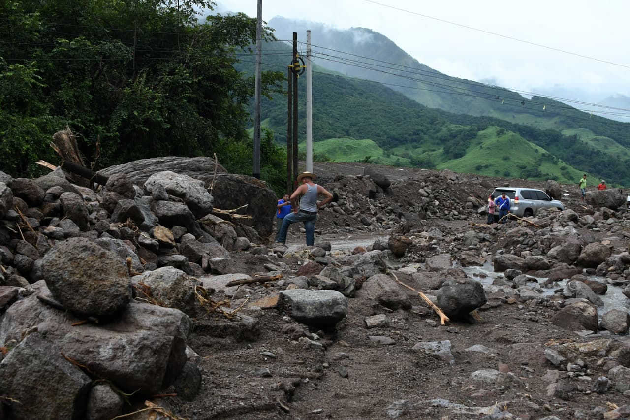 HONDURAS- Una imagen de los daños causados por el paso de la tormenta tropical Nate, cerca de Goascoran, en el departamento del Valle, este sábado. En Honduras, los residentes se preguntaban si tendrían que huir. Una mujer de nombre Norma Chávez dijo a la agencia Reuters que ella y sus dos hijos estaban preocupados por la crecida del río frente a su casa en Tegucigalpa, la capital.