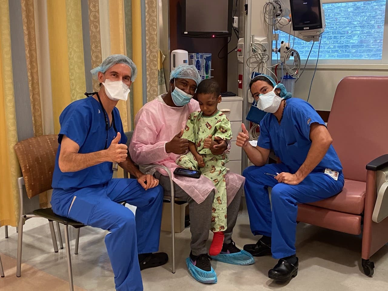 Ian es el único paciente internacional que ha logrado viajar hasta Nueva York para ser operado por el especialista Gregory Levitin en medio de la pandemia. Los médicos están asombrados con la determinación de la familia por lograrlo.