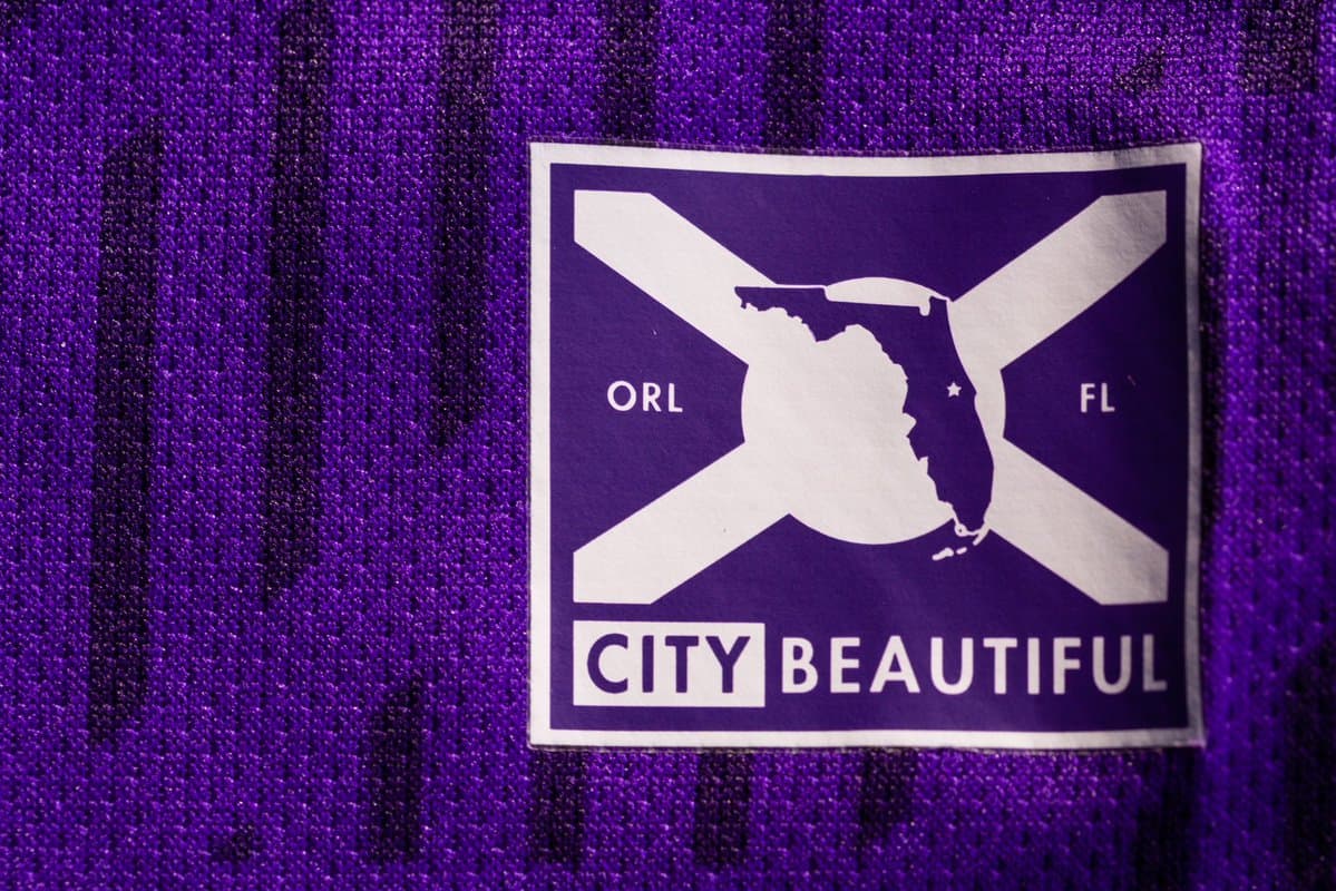 Ciudad y estado. Nueva información que aparece en el uniforme de 2019. (Orlando City SC)