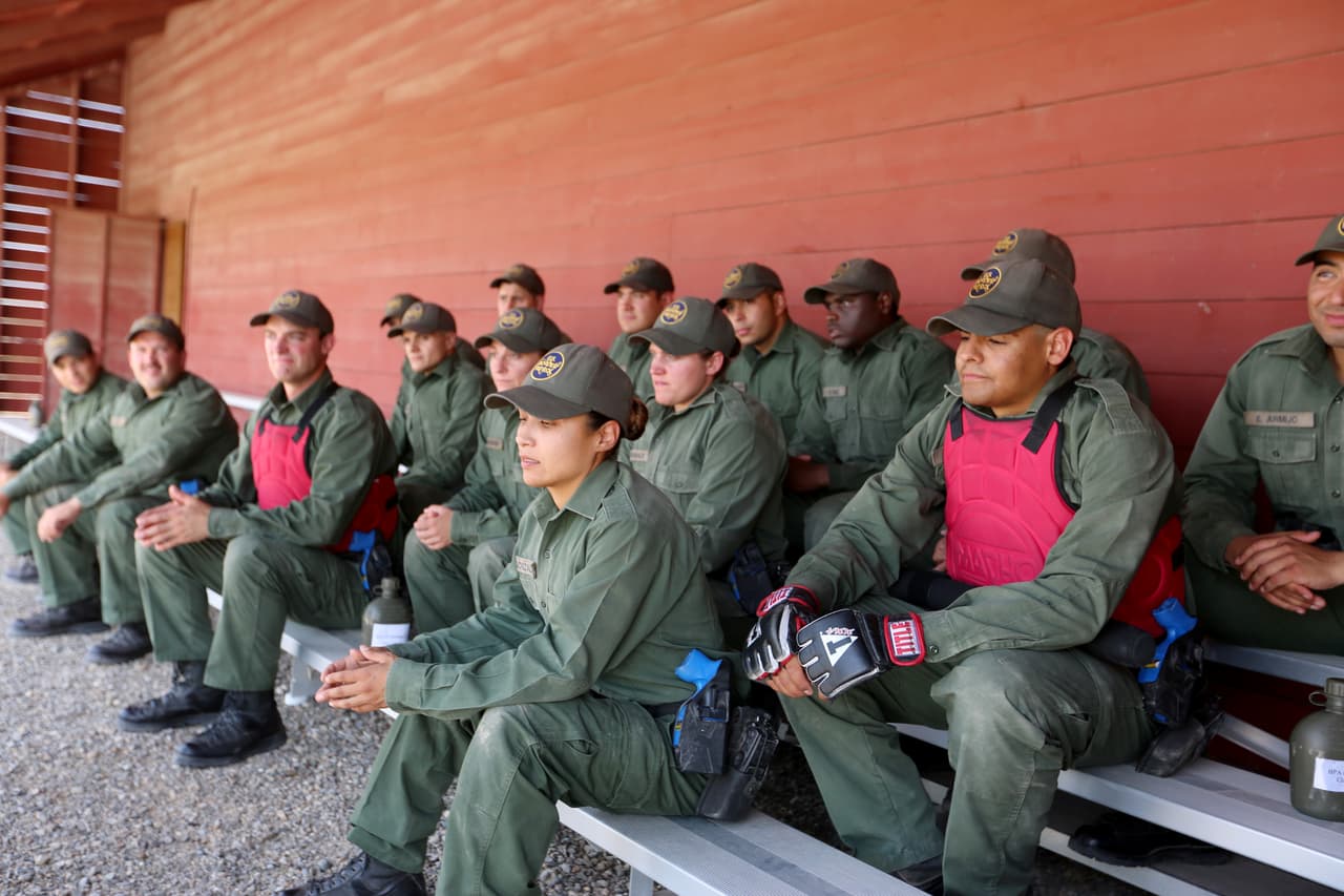 <b>Tras una década y media de servicio militar,</b> Elizabeth González (primera fila a la derecha) asiste a sus últimas semanas de clase en la Academia de Patrulla Fronteriza. Hija de inmigrantes mexicanos, se crió en el centro de California y más recientemente vivió en San Diego, donde entró en contacto con las labores de los agentes fronterizos.