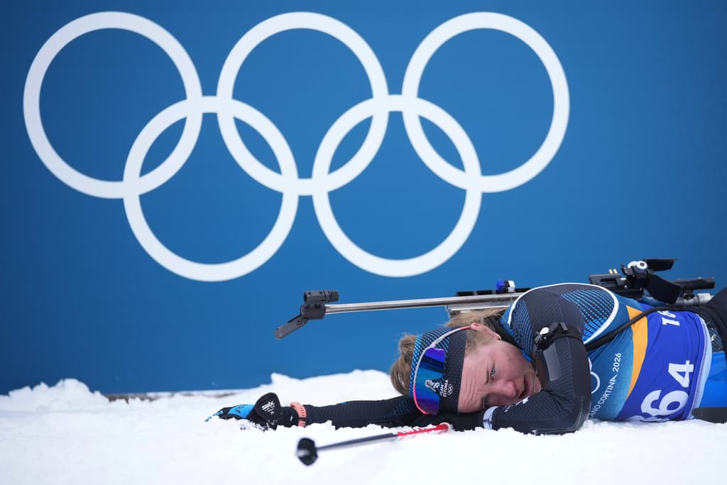 Johanna Talihaerm, de Estonia, se desploma en la zona de meta de la carrera femenina de relevos de biatlón de 4x6 kilómetros en los Juegos Olímpicos de Invierno de 2026 en Anterselva, Italia, el miércoles 18 de febrero de 2026.