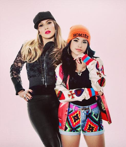 7. Es tan encantadora que importantes estrellas han colaborado con ella, como JLo, quien hace un cameo en el 'cover' que hizo en honor a la 'Diva del Bronx', 'Becky From The Block'.