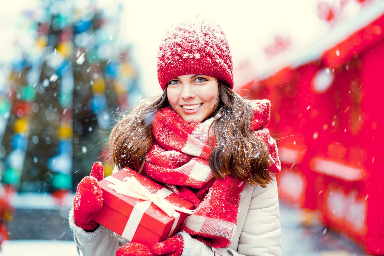 <b>Regalar algo que hicieron para ti.</b> Aunque no te haya gustado el gorro o la bufanda que te tejió tu abuelita, debes aprender a ser políticamente correcta y conservarla. Este tipo de obsequios tienen un gran valor sentimental, por lo que nunca debes deshacerte de ellos.