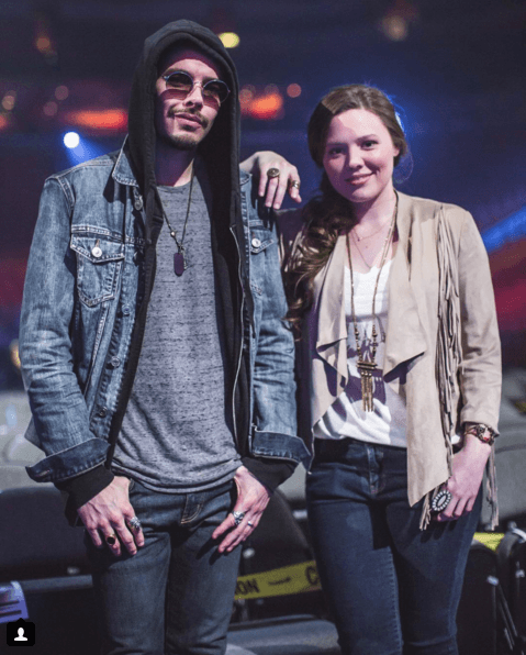 Los chicos de Jesse y Joy ya están listos para su acto.