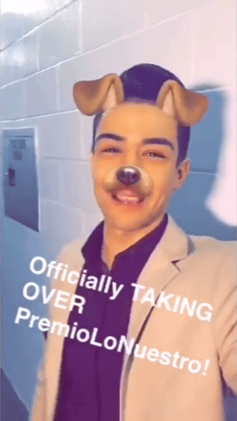 Le tocó aparecer con carita de perro. ¡Pero aún así se ve muy guapo!