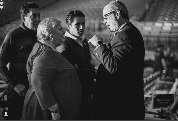 Paquita afina los detalles para su presentación. Así la cacharon en el Instagram de Premio Lo Nuestro.