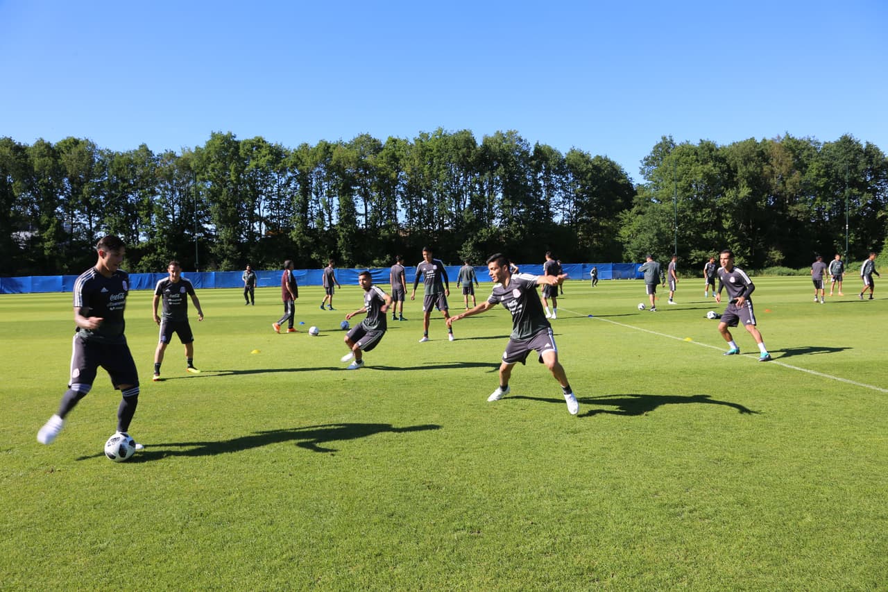 En los trabajos también estuvo Rafael Márquez muy activo, dando ejemplo en el que espera sea su quinto Mundial.