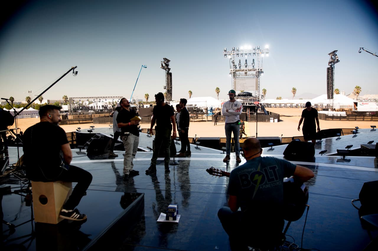 Para este concierto algunos de los artistas y músicos participantes presentarán nuevas canciones, como la cantante Lila Downs, que 
<b><a href="http://www.univision.com/musica/rise-up-as-one/lila-downs-estrena-su-tema-el-demagogo-dedicado-a-donald-trump-en-riseup-as-one-video">estrenará 'El Demagogo'</a></b> en este escenario.