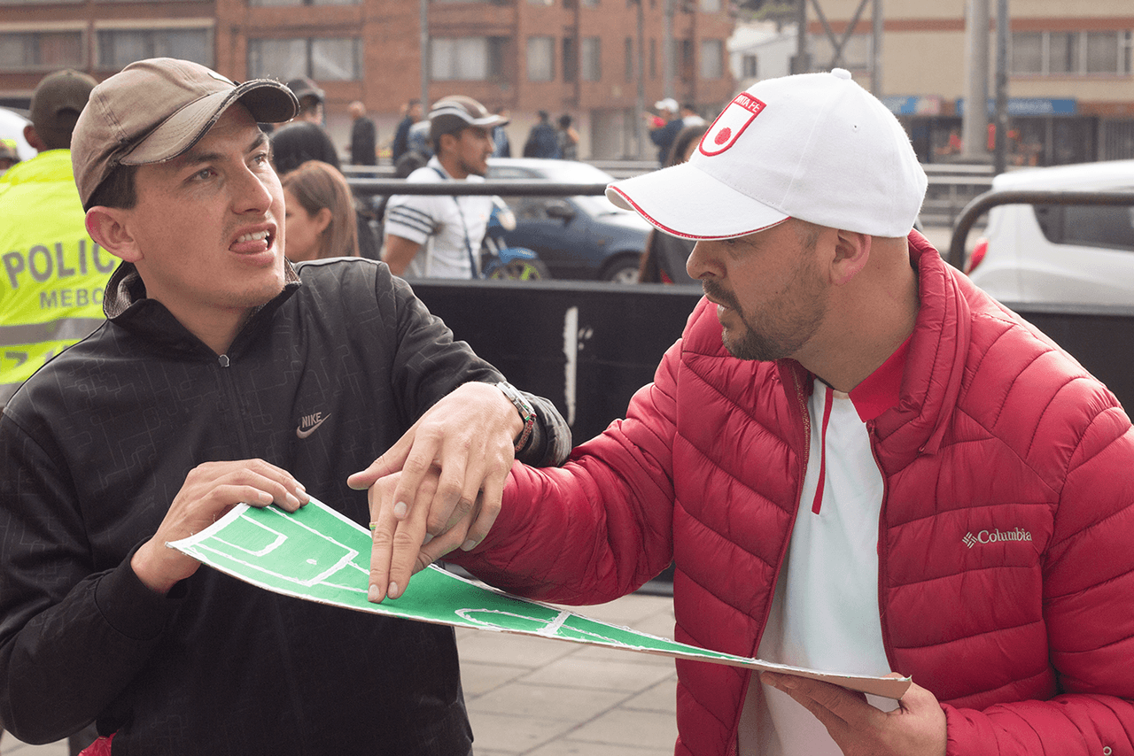 César y José Richard hablan sobre la ubicación de la silla en la que se harán una vez entren al estadio.