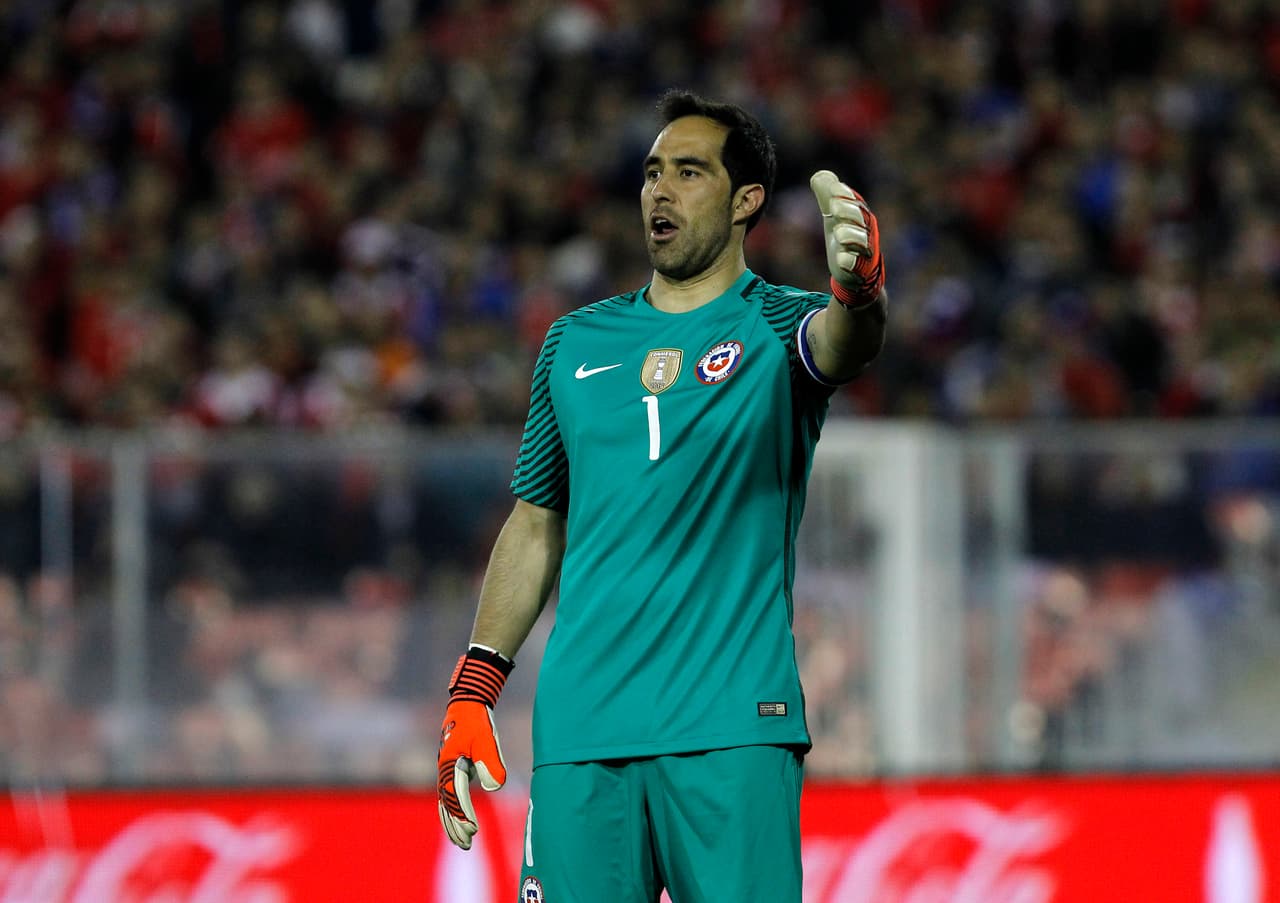 Claudio Bravo: es el arquero titular y capitán de la Selección de Chile, además campeón de la Premier League con el Manchester City, sin embargo, se quedó sin Mundial al no clasificar con los chilenos.