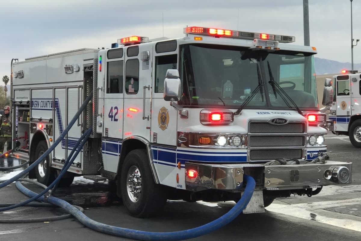 A pesar de ser un terreno difícil, el equipo realizó varias maniobras contra el fuego, tanto con equipos rodantes como equipos manuales, informó el Departamento.