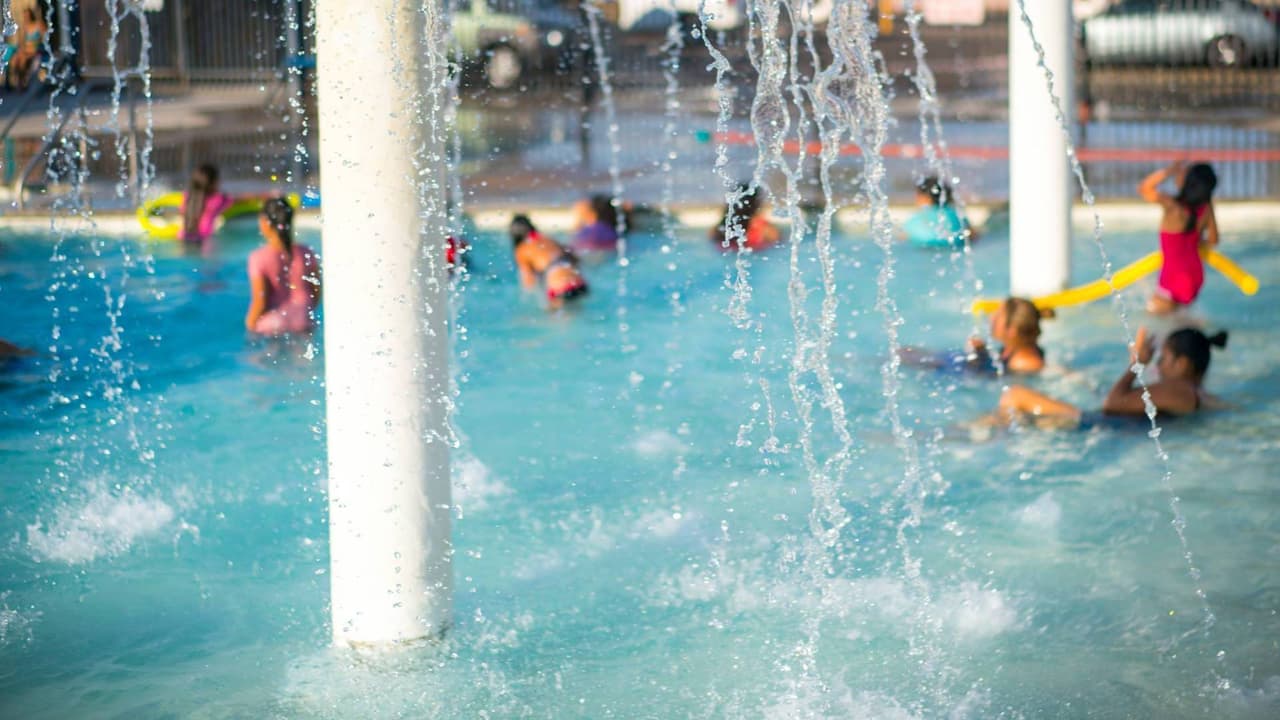 <b>Harmon Pool</b>
<br>Abierto de lunes a jueves, sábados y domingos de 12 p.m. a 6 p.m. Viernes cerrado.
<a href="https://goo.gl/maps/3d9uHFXTucG2" target="_blank">1425 S. 5th Avenue. </a>Teléfono: 602-261-8733. Niños gratis. Adultos $3.