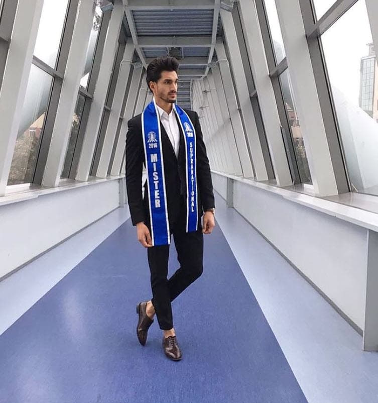 El mismo certamen también le otorgó las distinciones de Mr. Elegancia y Embajador de Las Américas.
<br>