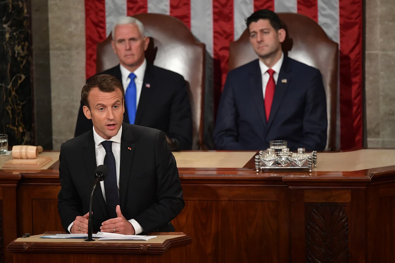 “Enfrentémoslo: no hay planeta B”, dijo Macron, quien se ha convertido en el adalid de la defensa del medio ambiente inmediatamente después de que Trump retirara a EEUU del Pacto de París contra el cambio climático que había negociado Barak Obama. El mandatario francés repitió la frase de “hagamos el mundo grandioso de nuevo” con la que parafrasea, con cierta ironía, el lema de la campaña de Trump y expresó su confianza en que algún día los estadounidenses regresen al pacto climático.