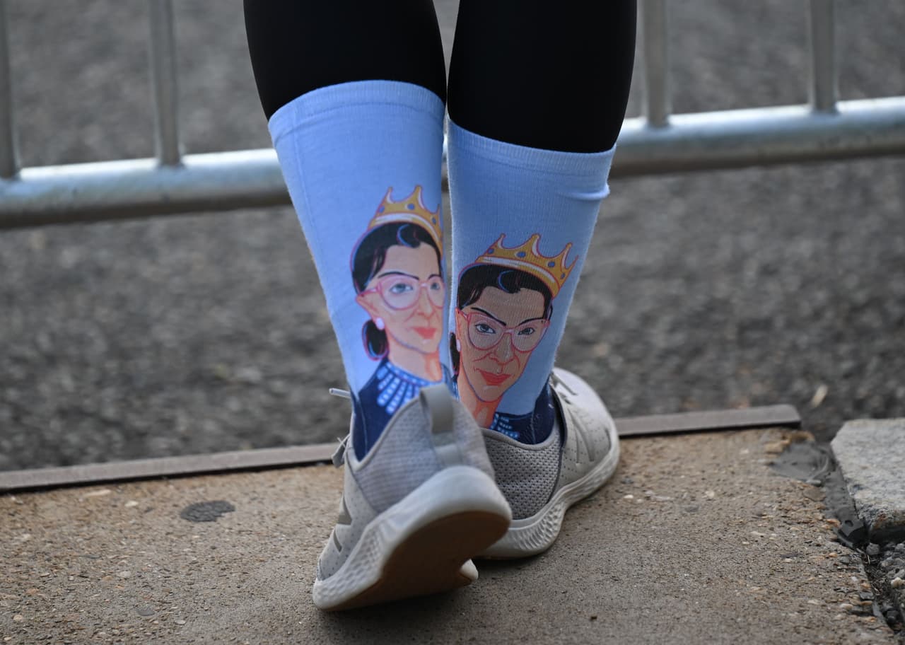 Knizhnik quiso comparar la fuerza moral de la diminuta jueza con la intimidante presencia del enorme rapero, que había fallecido en 1997. En la fotografía una asistente a las exequias de la magistrada llevando unas medias con esta imagen.