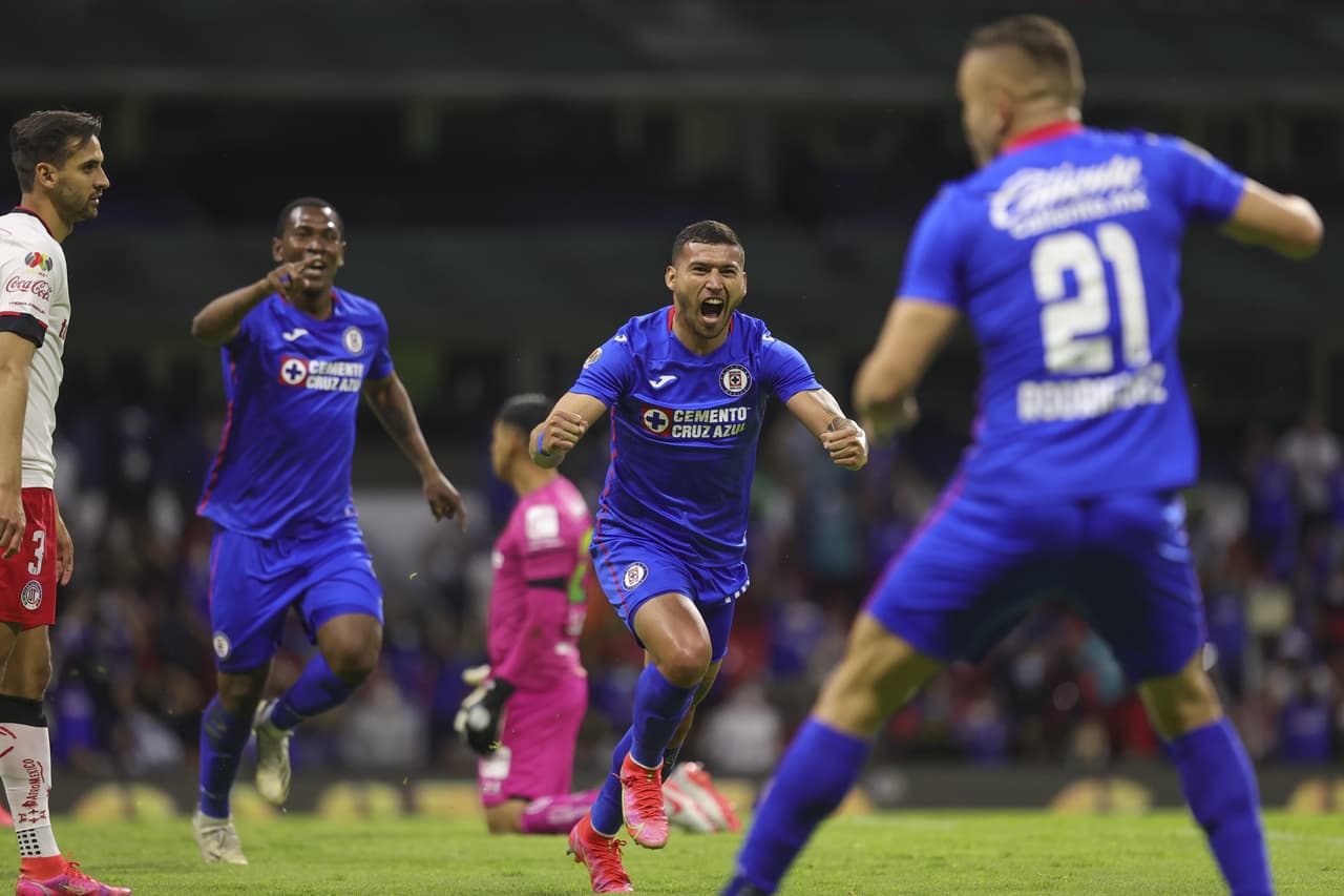 Cruz Azul encontró rápidamente el gol que necesitaba, al 11', gracias a la pericia de Brayan Angulo. El global quedaba empatado.