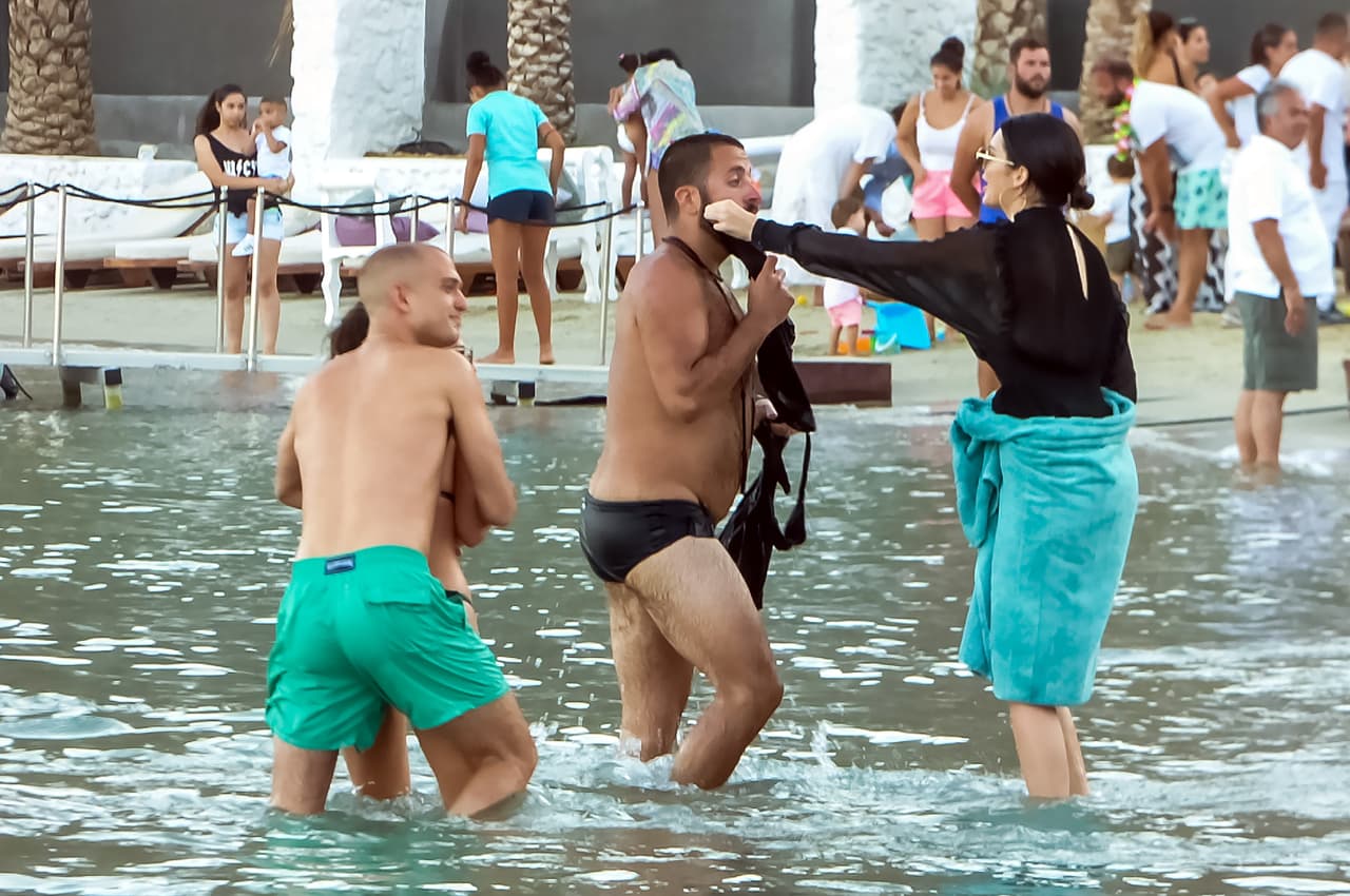 El clima en Mykonos, Grecia, está este verano por encima de los 80 grados farenheit. Sin embargo, Kendall Jenner se metió al mar con un vestido negro, largo y con los brazos cubiertos junto a su amiga su Bella Hadid.