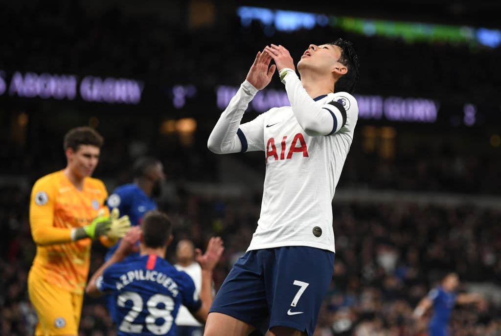 Chelsea vence al Tottenham 2-0 con dos goles de Willian. La escuadra de Mourinho sigue sin definir bien la delantera y le quitan el invicto en casa.