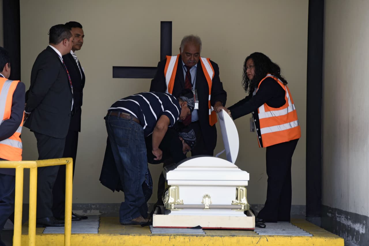 Gómez recibió un disparo cuando un oficial en Texas abrió fuego al ver que varias personas se acercaron a él, dijo en un comunicado Patrulla Fronteriza. En una comunicación anterior esa misma institución había asegurado que el grupo donde iba la joven lo había atacado.