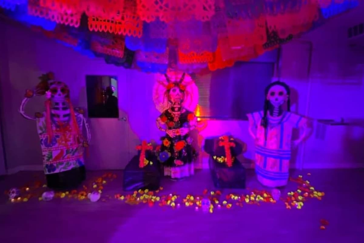 El artista Ramón Ramos, Rosy Bennet de la Fundación Gaby Ramos y Oaxaca en Utah fueron quienes organizaron este evento que se celebró en el Centro Cívico Mexicano.