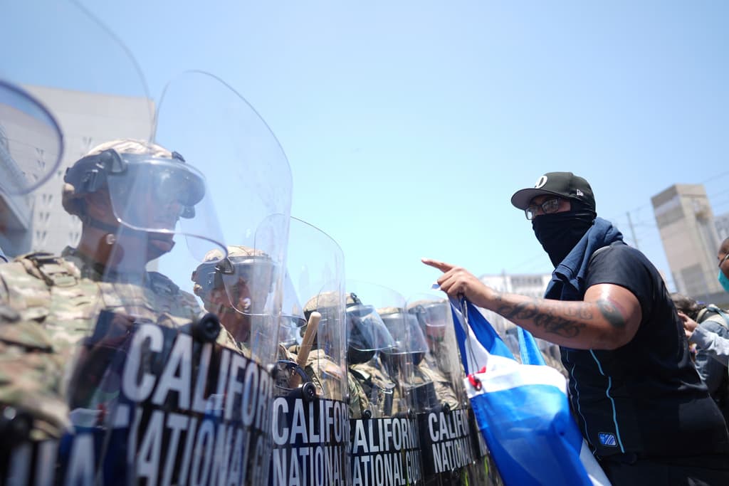 Primer enfrentamiento entre la Guardia Nacional y manifestantes en el centro de Los Ángeles