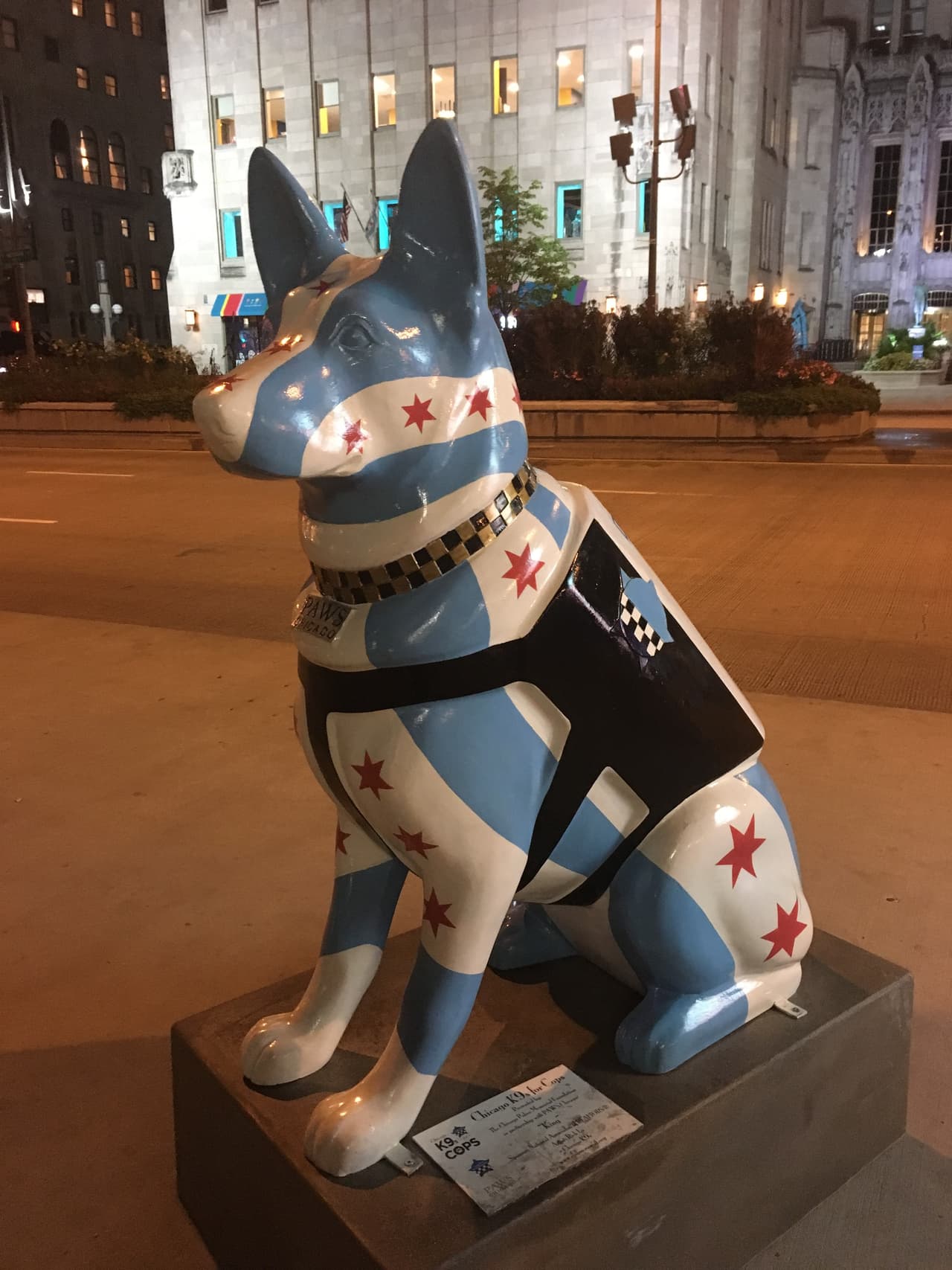 70% de las ganancias van a ir al Chicago Police Memorial Foundation y 30% a Paws de Chicago.