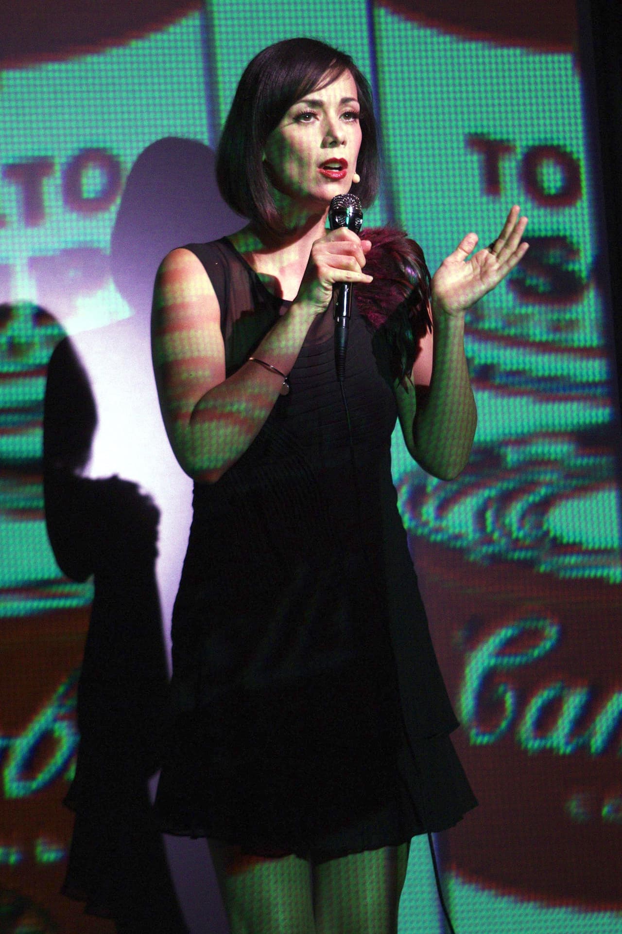 La actriz confesó que disfruta realizando cine, televisión y teatro, pero prefiere estar arriba de un escenario en contacto directo con el público.