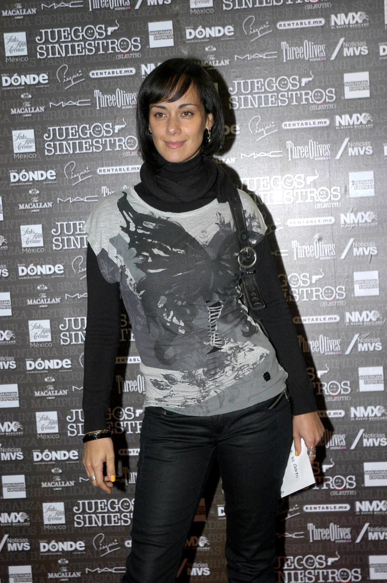 Gabriela es Licenciada en Psicología, pero en 1998 decidió entrar en el mundo de la actuación, por lo que comenzó con clases en reconocidas escuelas de México.