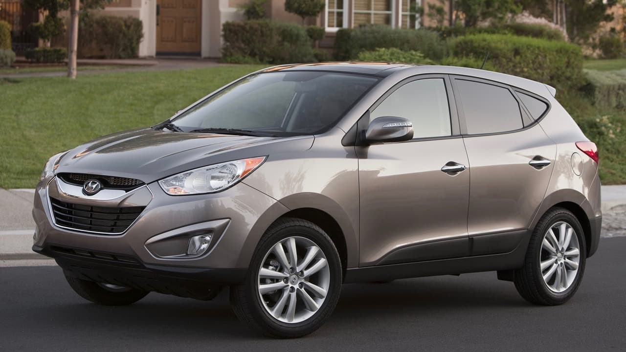 <h3 class="cms-h3-H3">SUV/Crossover pequeña: Hyundai Tucson</h3>
<br>La más pequeña de las camionetas de Hyundai es la más confiables entre sus competidoras, lo que la hace una perfecta opción en el mercado de los usados. El estudio fue hecho considerando el modelo 2015, pero Hyundai presentó una Tucson 
<b><a href="https://www.univision.com/noticias/autos/a-bordo-del-hyundai-tucson-2016-video" target="_blank">totalmente nueva en 2016</a></b>.
<br>
<br>Finalistas:
<b> Chevrolet Trax </b>y
<b> Volkswagen Tiguan.</b>