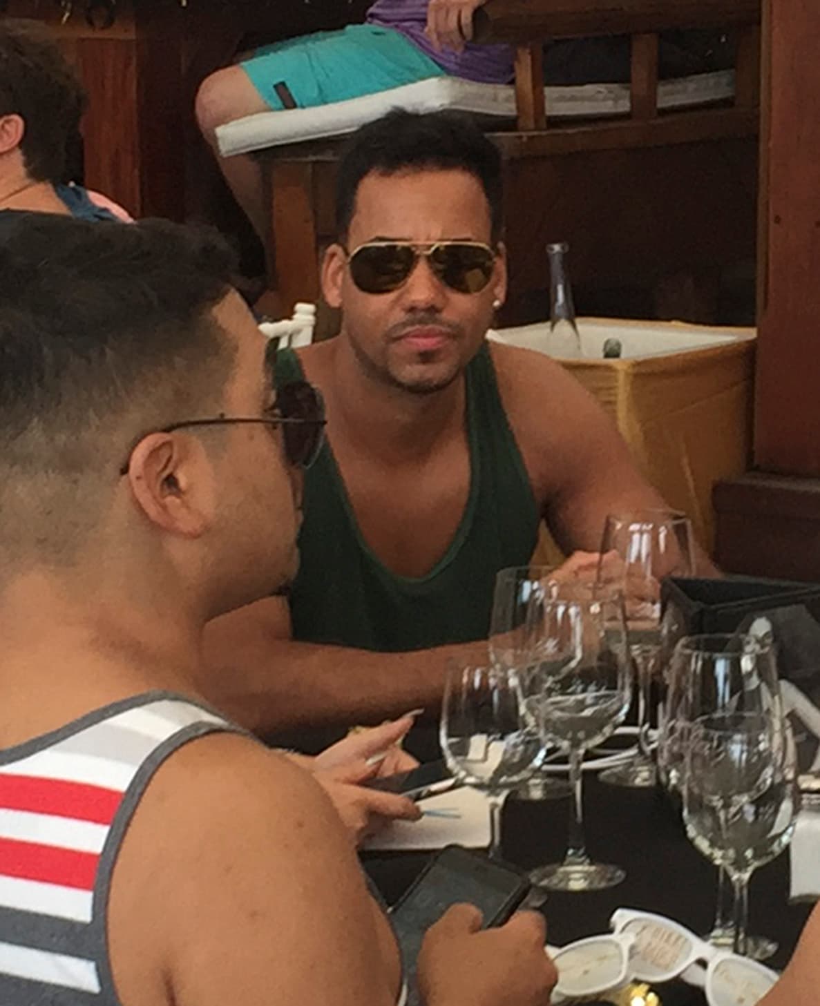 Romeo Santos disfruta con amigos en St. Barths