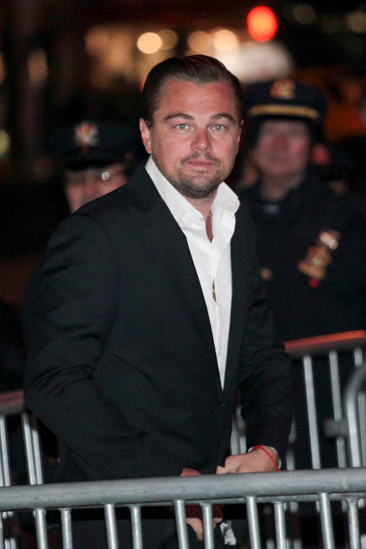 Leonardo DiCaprio presume su bronceado de fin de año.