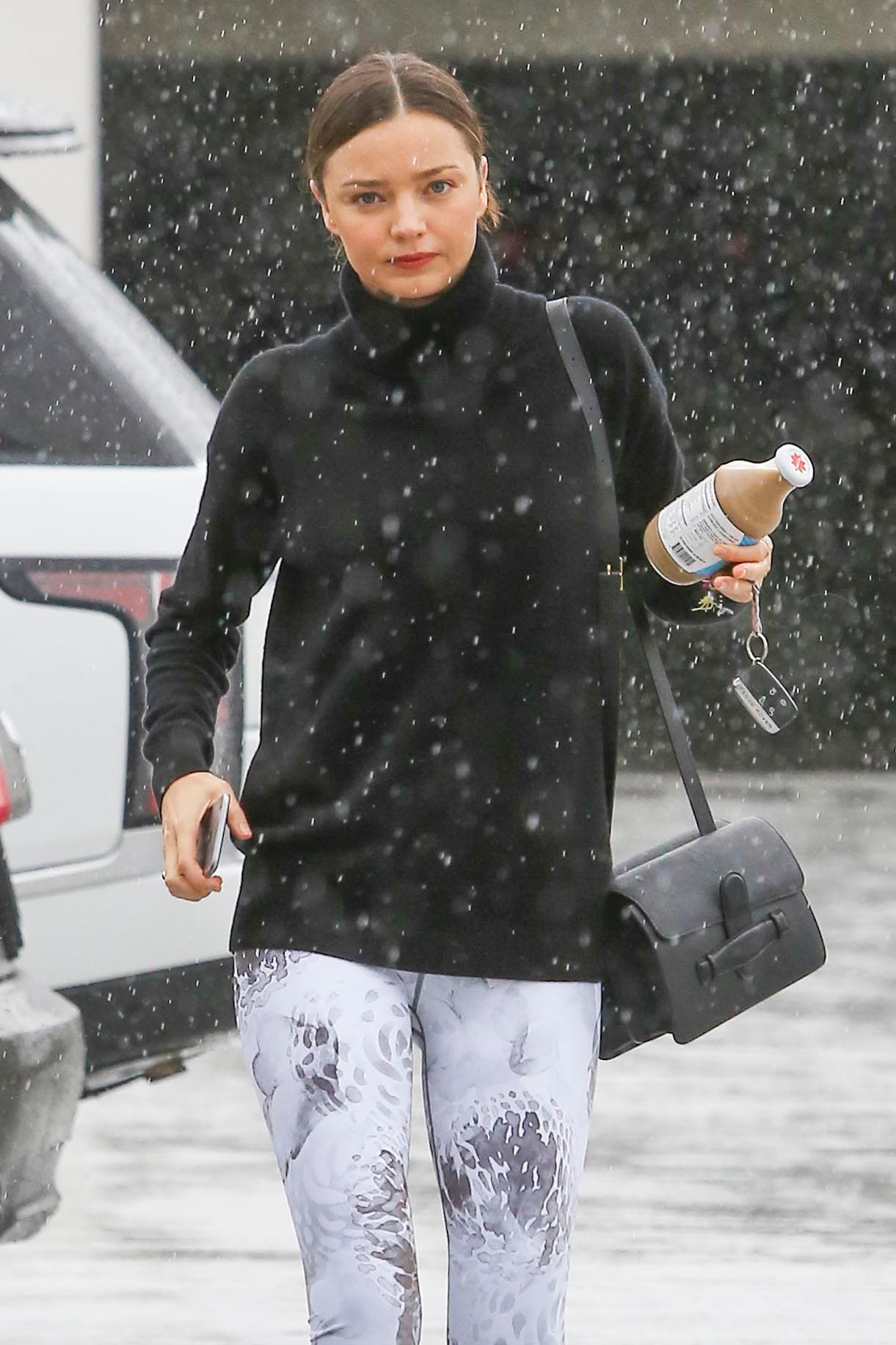 Miranda Kerr sufrió un poco por el clima. ¿Y el paraguas?