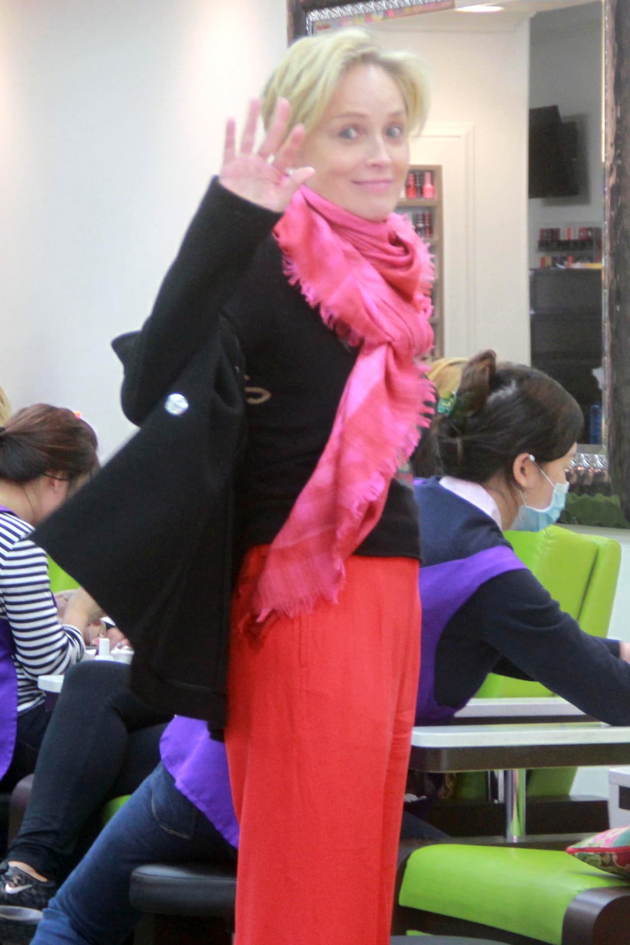 Sharon Stone nos manda un saludito desde el salón de belleza.