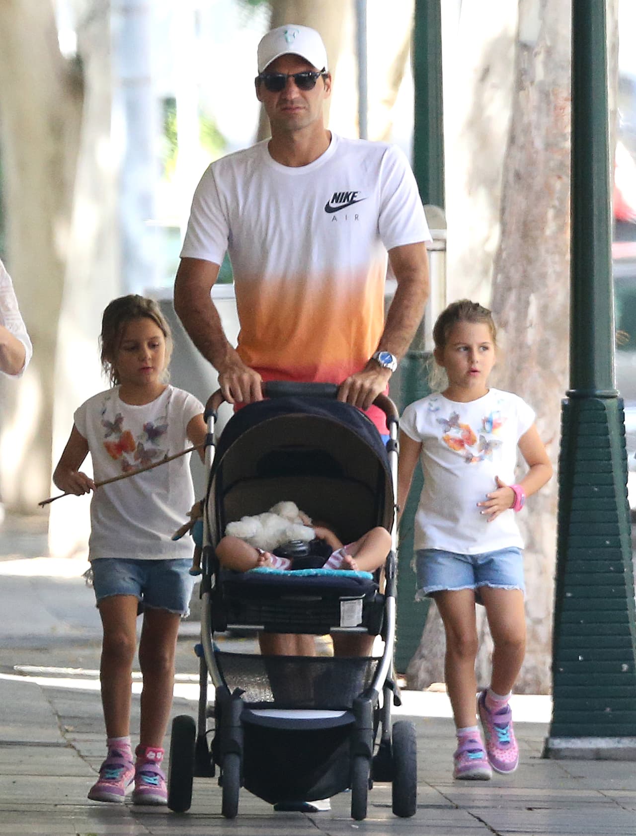 Roger Federer es todo un papi consentidor, llevando de paseo a sus gemelas.