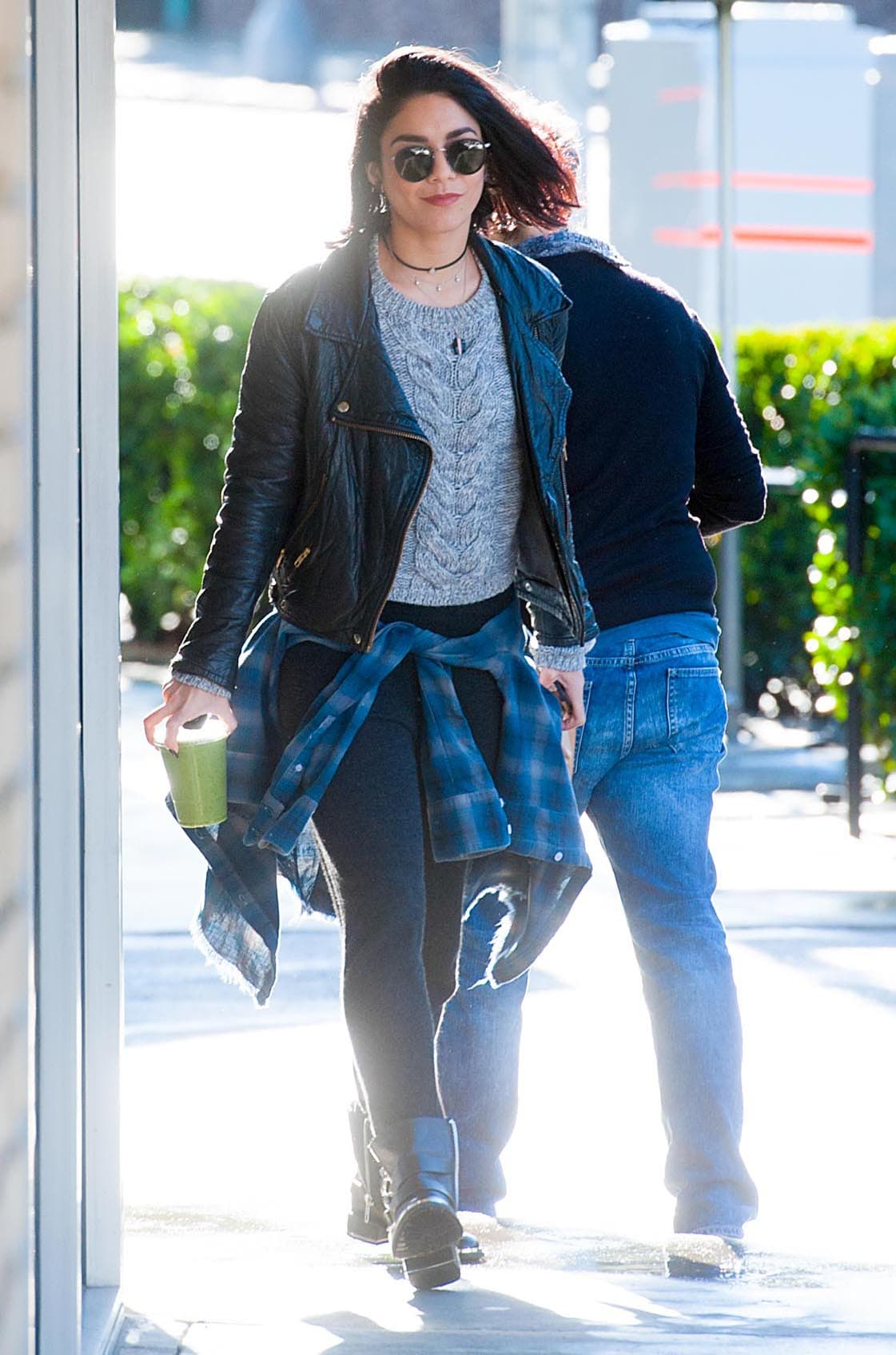 Vanessa Hudgens anda medio 'rocker'.