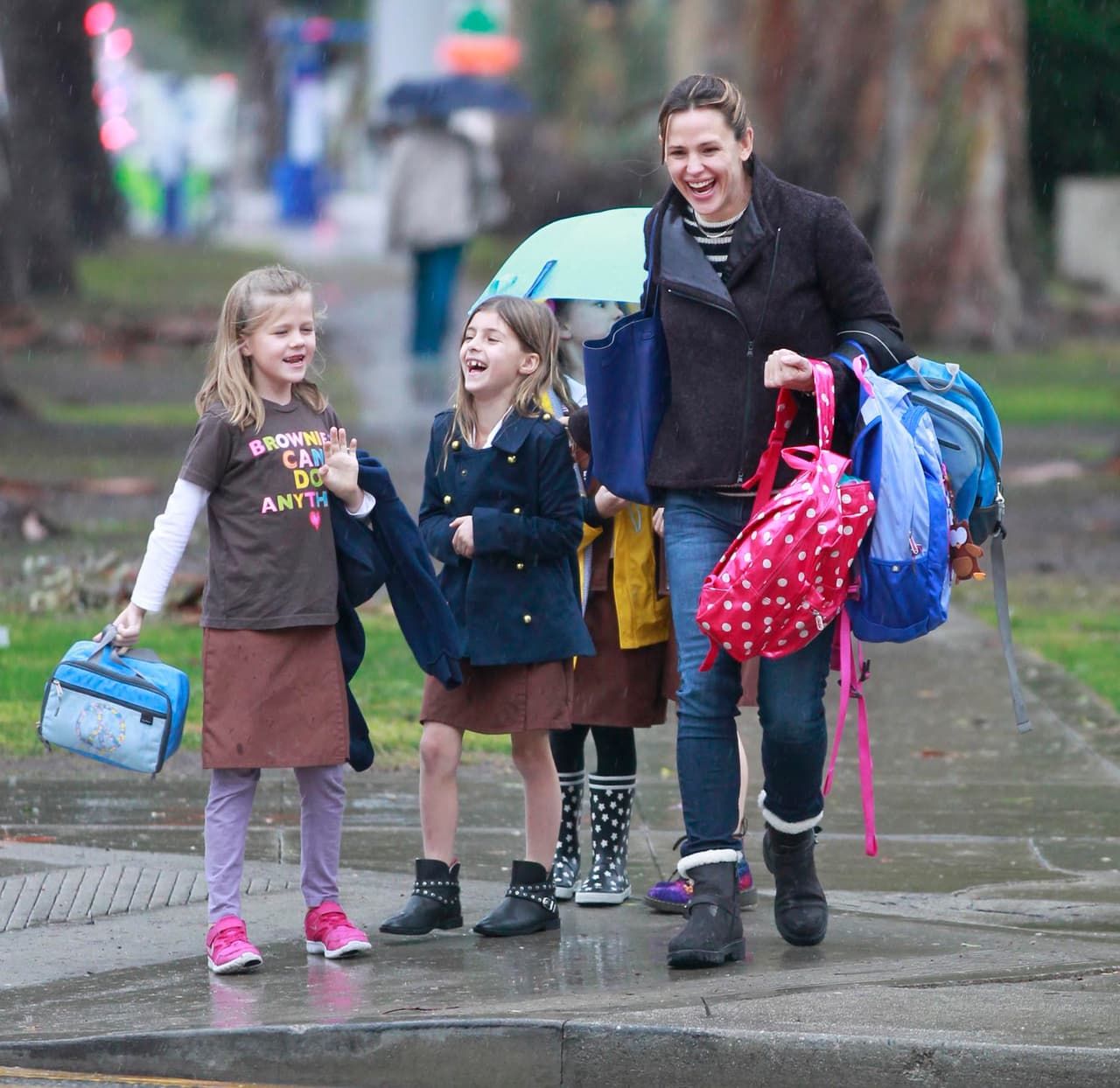 A pesar de la lluvia, Jennifer Garner y sus niñas se divierten mucho.