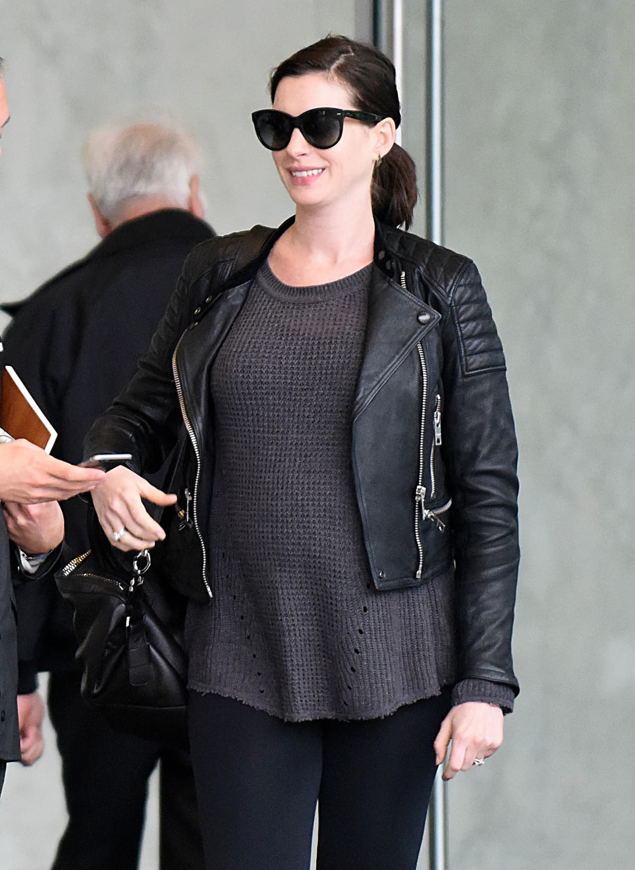 Anne Hathaway sigue presumiéndonos su pancita de embarazo.