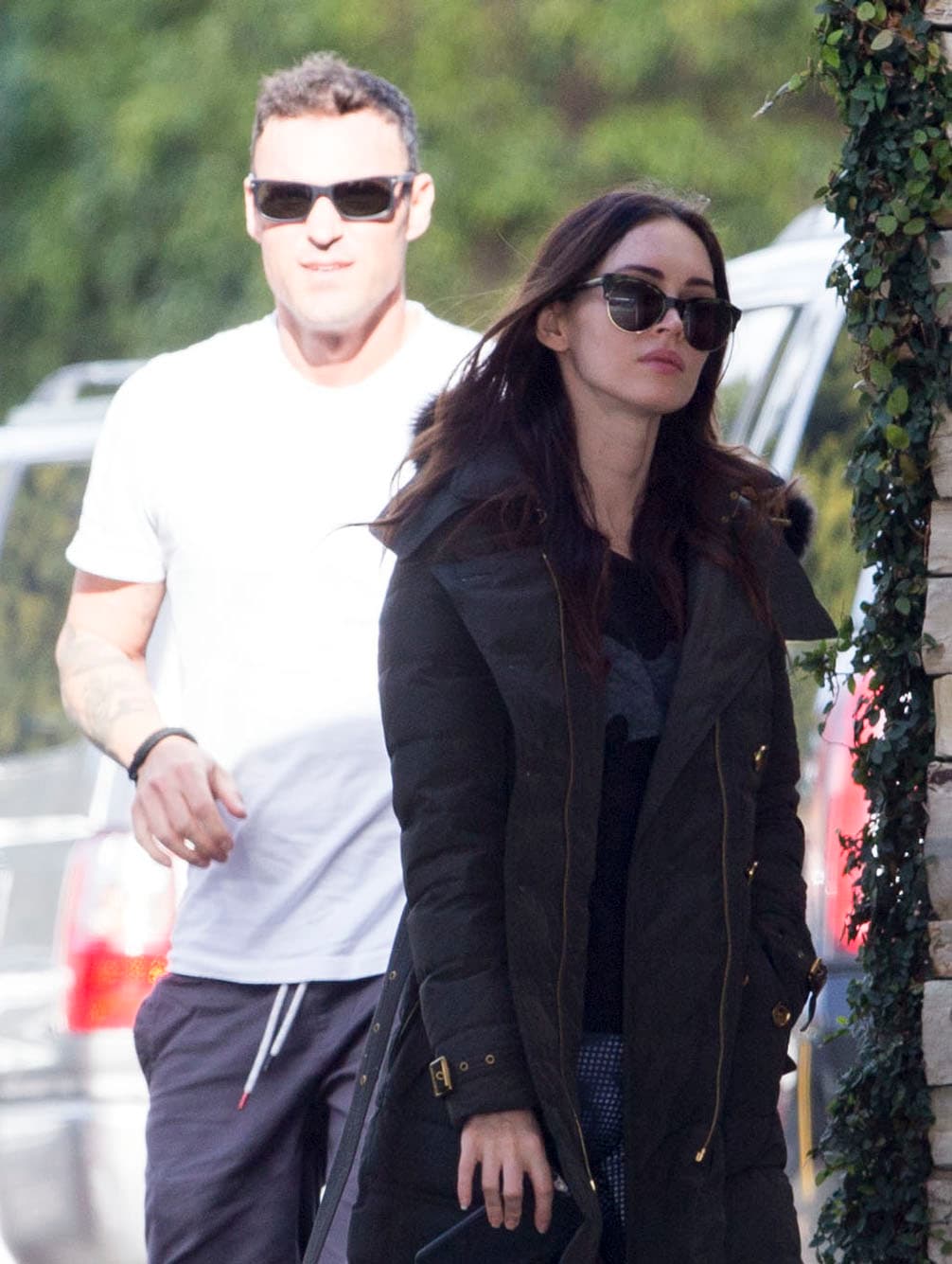 Megan Fox sigue viéndose con su ex, Brian Austin Green, a pesar del divorcio. Aunque no por ello deba sonreír.